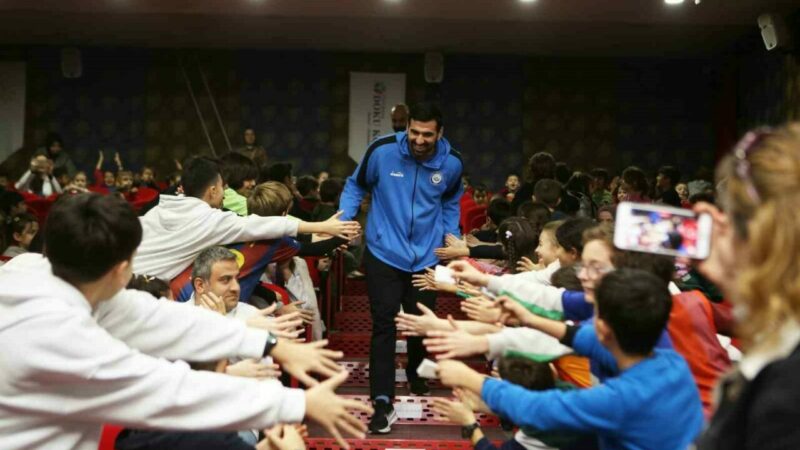 Nilüferli hentbolcular öğrencilerle buluştu Nilüfer Belediyespor Hentbol Takımı, düzenlenen söyleşide öğrencilerle buluştu. Teknik heyet