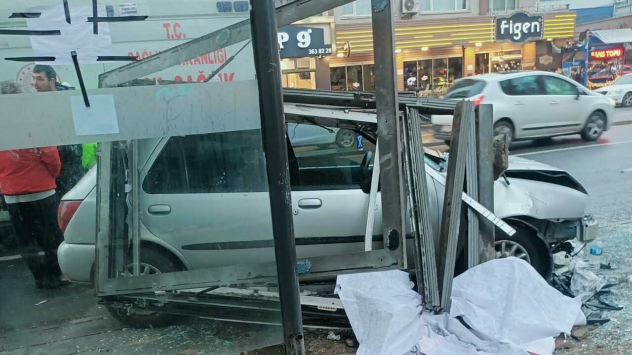 Otomobil otobüs durağına daldı! Yaralılar var Otomobil otobüs durağına daldı! Yaralılar var