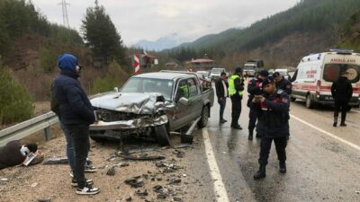 Otomobil ile kamyonet çarpıştı: 6 yaralı