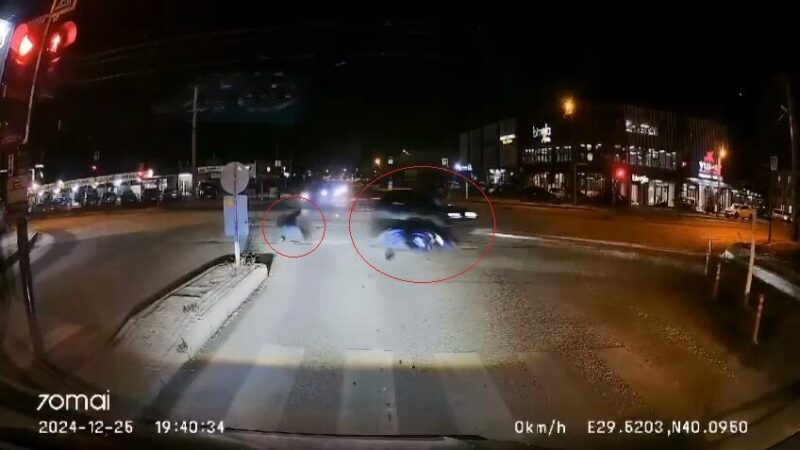 Bursa’nın İnegöl ilçesinde meydana gelen kazada otomobil ile çarpışan motosikletin
