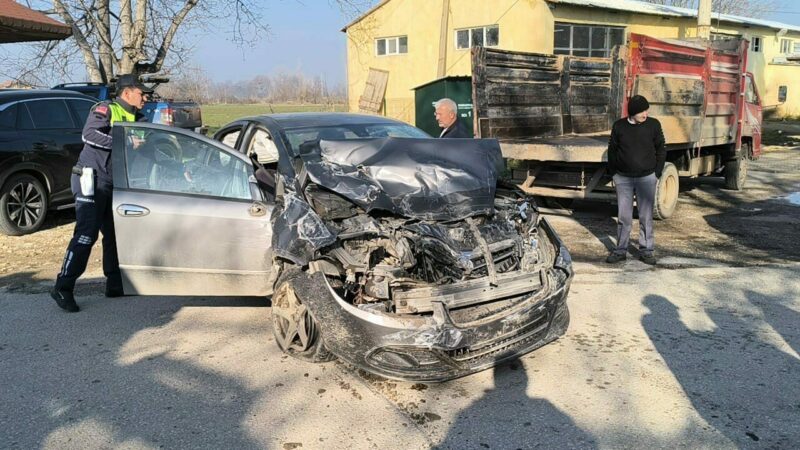 Bursa'nın İnegöl ilçesinde otomobille çarpışan kamyonetin ağaca çarptığı kazada, hamile