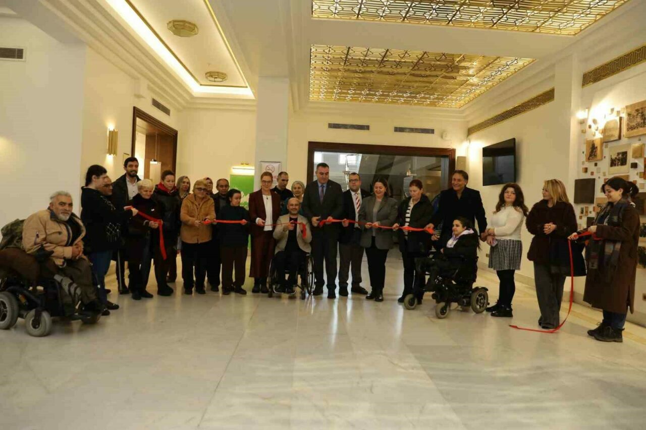 ozel ressamlardan anlamli sergi 116e01cd0370