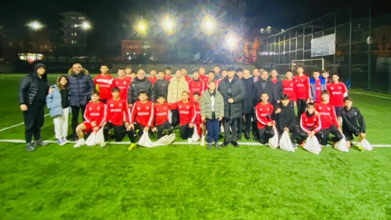 Bursa Emniyet Spor’da yeni yıl sürprizi Bursa Emniyet Spor Kulübü'nde 2024'ün son gece antrenmanında sporcularına
