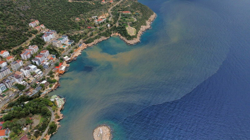 Antalya'nın Kaş ilçesinde etkili olan yağış dolayısıyla deniz suyunun rengi