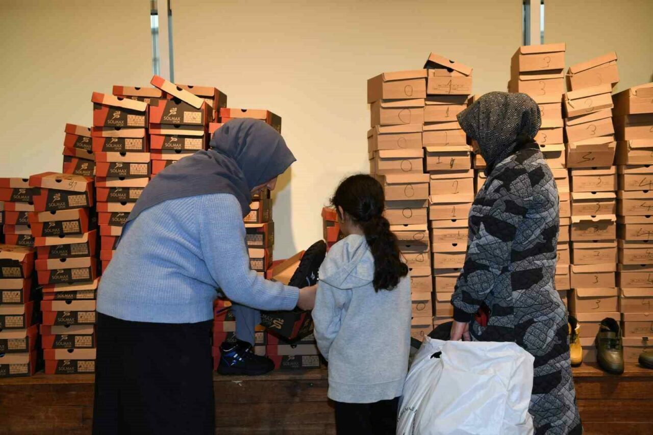 Bursa’daki Sevgi Mağazası ihtiyaç sahiplerinin yanında