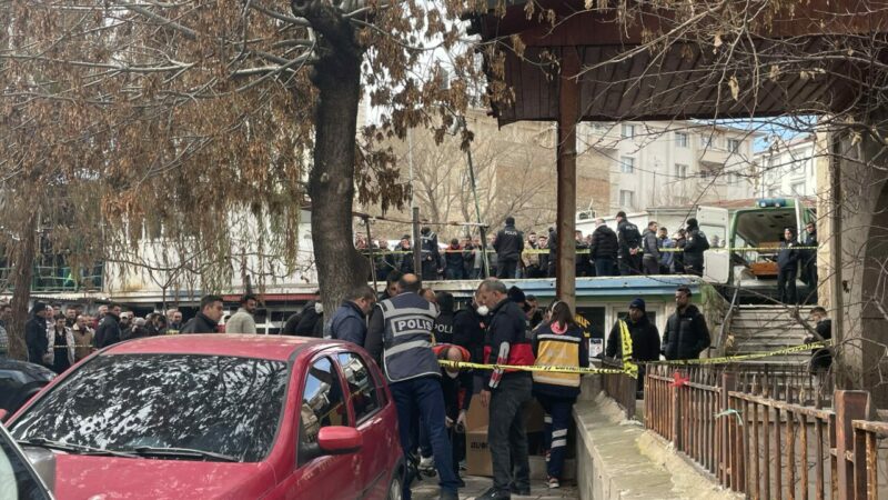 Niğde'nin Bor ilçesindeki bir hamamda sobadan sızan gazdan zehirlendikleri öne