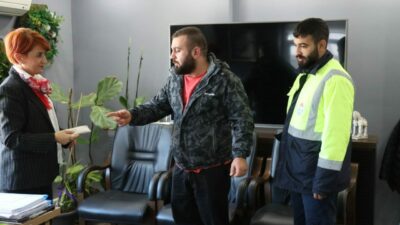 Temizlik işçisinin sokakta bulduğu cüzdan sahibine ulaştırıldı