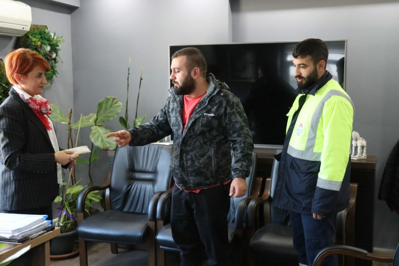 Temizlik işçisinin sokakta bulduğu cüzdan sahibine ulaştırıldı