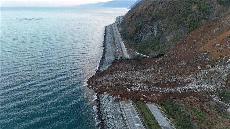 Artvin'in Arhavi ilçesinde dün meydana gelen ve Karadeniz Sahil Yolu'nun