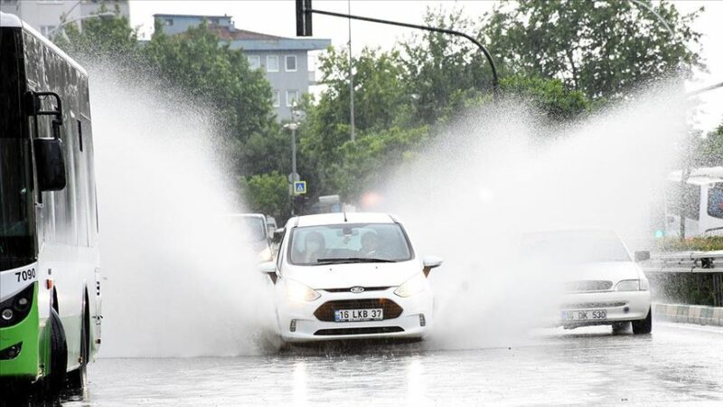 Meteoroloji'nin tahminlerine göre, bugünü yağmurlu geçiren Bursa'da yağışın yarın da