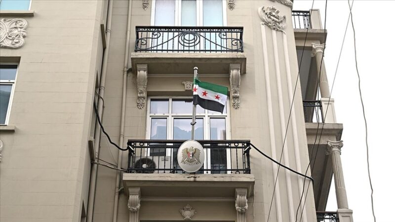 İstanbul Şişli'deki Suriye'nin İstanbul Başkonsolosluğu'na 61 yıllık Baas rejiminin çökmesinin
