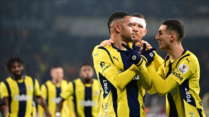 Fenerbahçe, 17. hafta itibarıyla devre arasına girilen Süper Lig'de rakip
