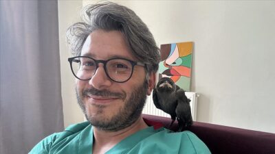 Doktor ile karga ‘Jackoo’nun dostluğu görenleri şaşırtıyor