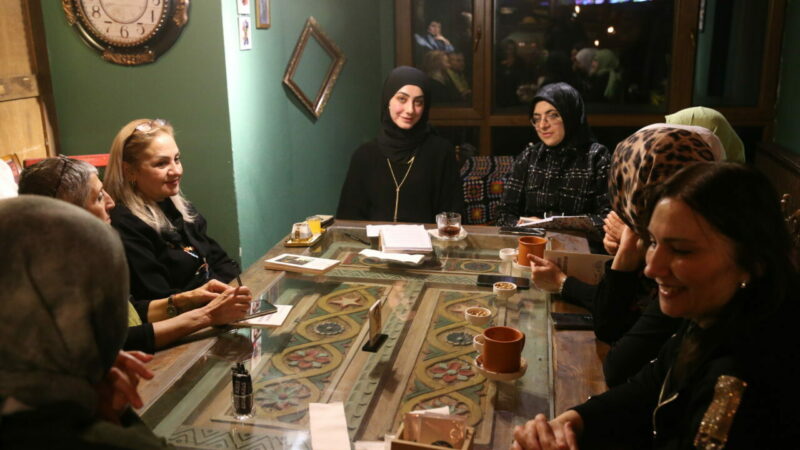 Tokat’ta kadınlar ‘kitap sohbetleri’nde buluşuyor Tokat'ta 3 yıldır bir araya gelen "Okuduk Okuyoruz Grubu" üyesi