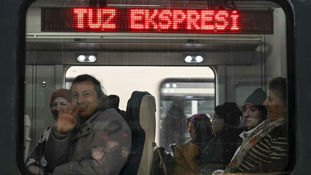 Turistik Tuz Ekspresi engelleri kaldırmak için sefere çıktı Turistik Tuz Ekspresi engelleri kaldırmak için sefere çıktı