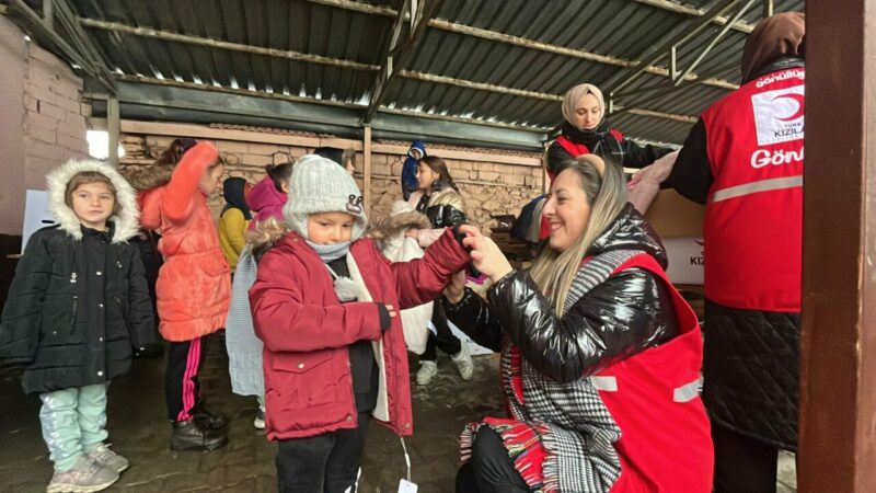 Kızılay Osmangazi Kadın Teşkilatı’ndan köy okullarına anlamlı destek Kış mevsiminin kendini iyiden iyiye hissettirdiği bu günlerde, Kızılay Osmangazi
