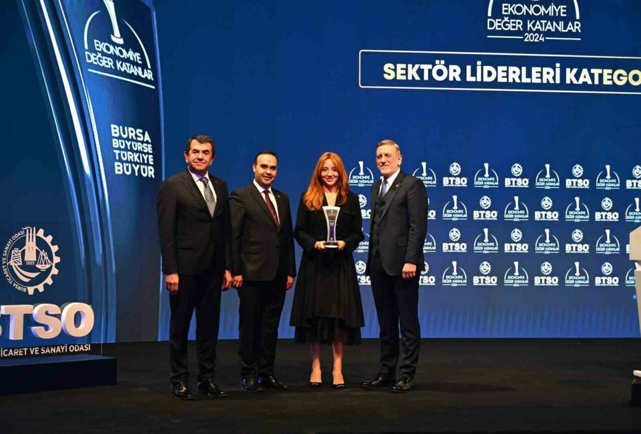 Uludağ Elektrik 2024 yılını sektör lideri ödülüyle kapattı Uludağ Elektrik 2024 yılını sektör lideri ödülüyle kapattı