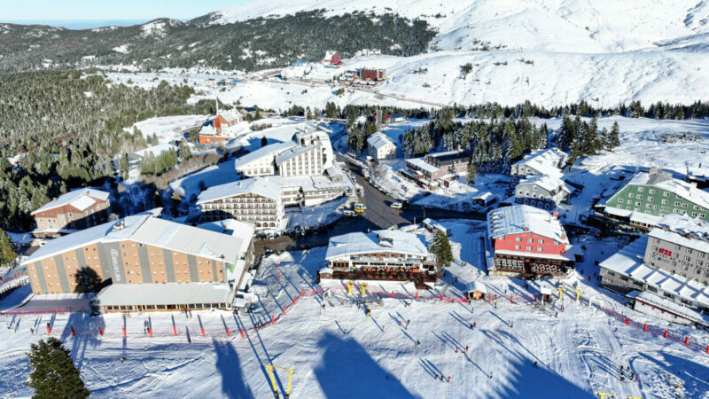 Yeni yıla Oteller Bölgesi'nde kayak ve snowboard yaparak, bungalovların bulunduğu