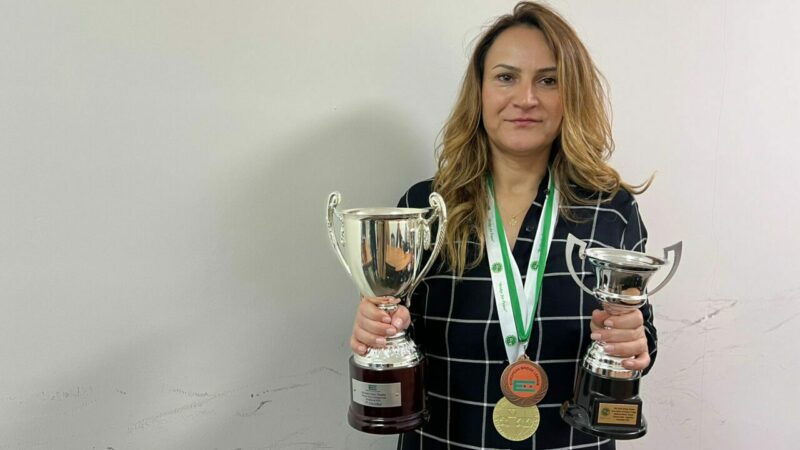 Üniversite yıllarında başlamıştı! Bursalı milli sporcudan dünya şampiyonluğu Bursa Uludağ Üniversitesi (BUÜ) Hastanesi'nde eczacılık yapan Dilek Yavaş (47),