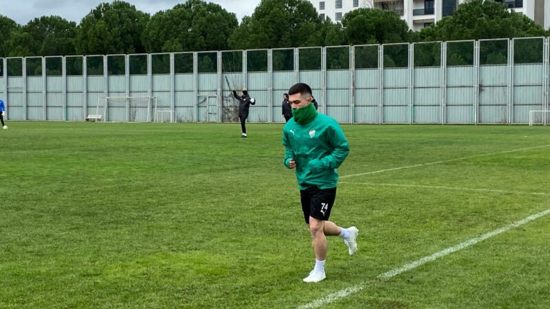 Bursaspor’un yeni transferi takıma katıldı! Bursaspor’un İstanbulspor’dan kiraladığı Vefa Temel, yeşil beyazlı takımla ilk antrenmanına
