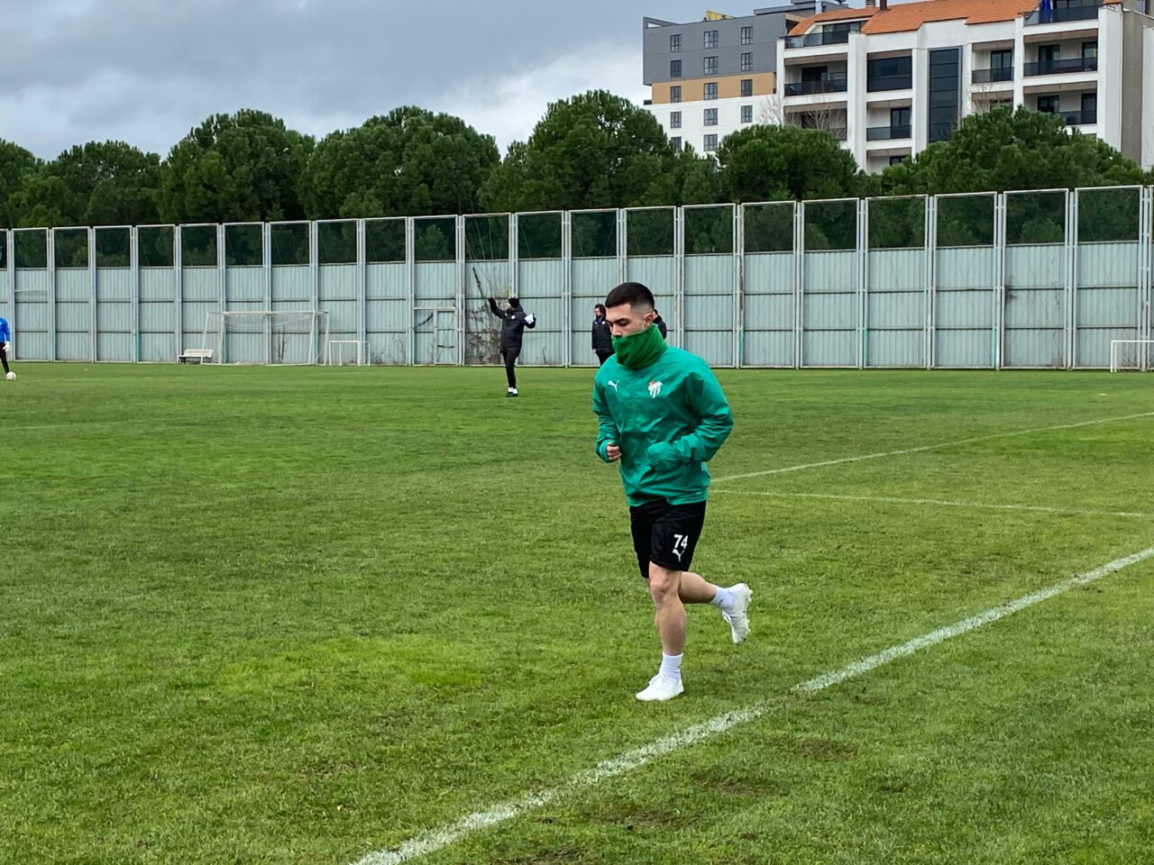 Bursaspor’un yeni transferi takıma katıldı! Bursaspor’un yeni transferi takıma katıldı!