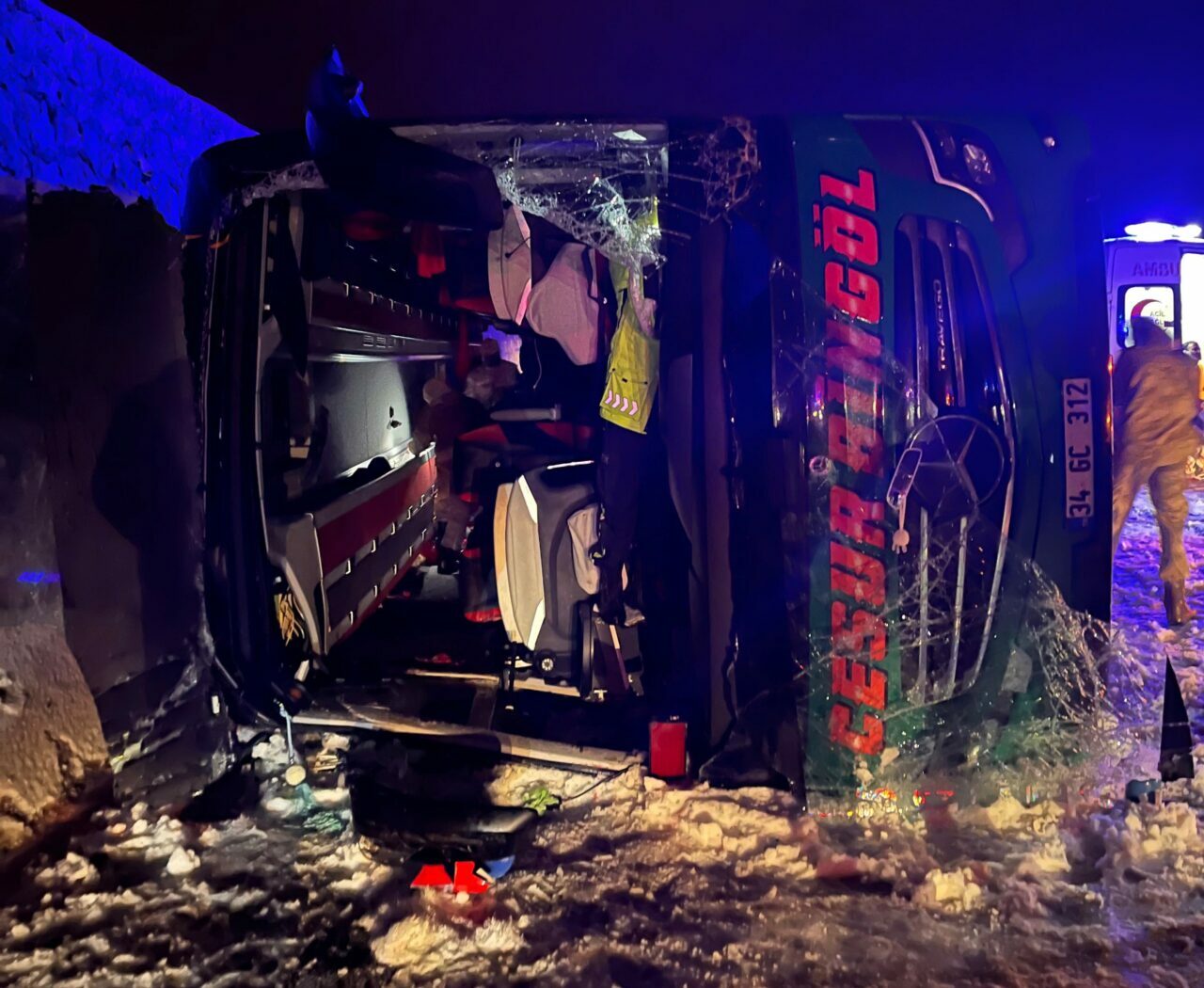 Yolcu otobüsü devrildi: 2 ölü, 16 yaralı Yolcu otobüsü devrildi: 2 ölü, 16 yaralı