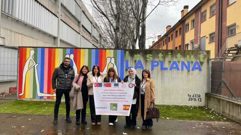 Bursa’da Zekai Gümüşdiş Ortaokulu’ndan çevreye duyarlı eğitim hamlesi Zekai Gümüşdiş Ortaokulu, Erasmus+ Programı kapsamında yürütülen "Dünyamızın Kaderi Ellerimizde"