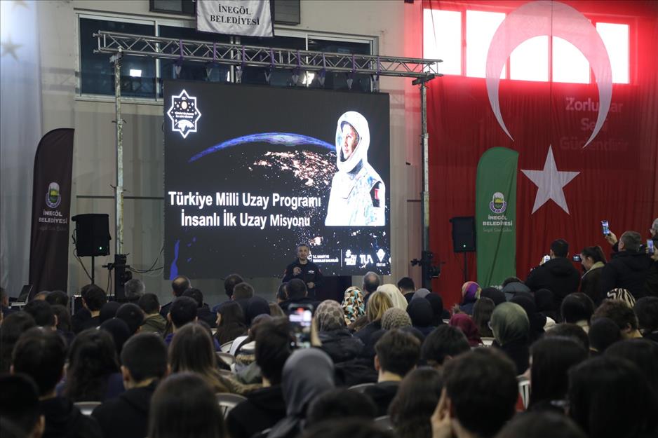 Astronot Alper Gezeravcı İnegöl’de öğrencilerle buluştu