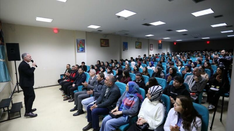 Genç Bakış programları kapsamında Zeki Konukoğlu Anadolu Lisesi öğrencileriyle bir