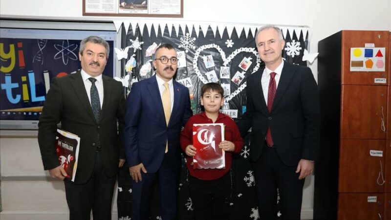 İnegöl İlkokulunda düzenlenen karne törenine Kaymakam Eren Arslan ile Belediye