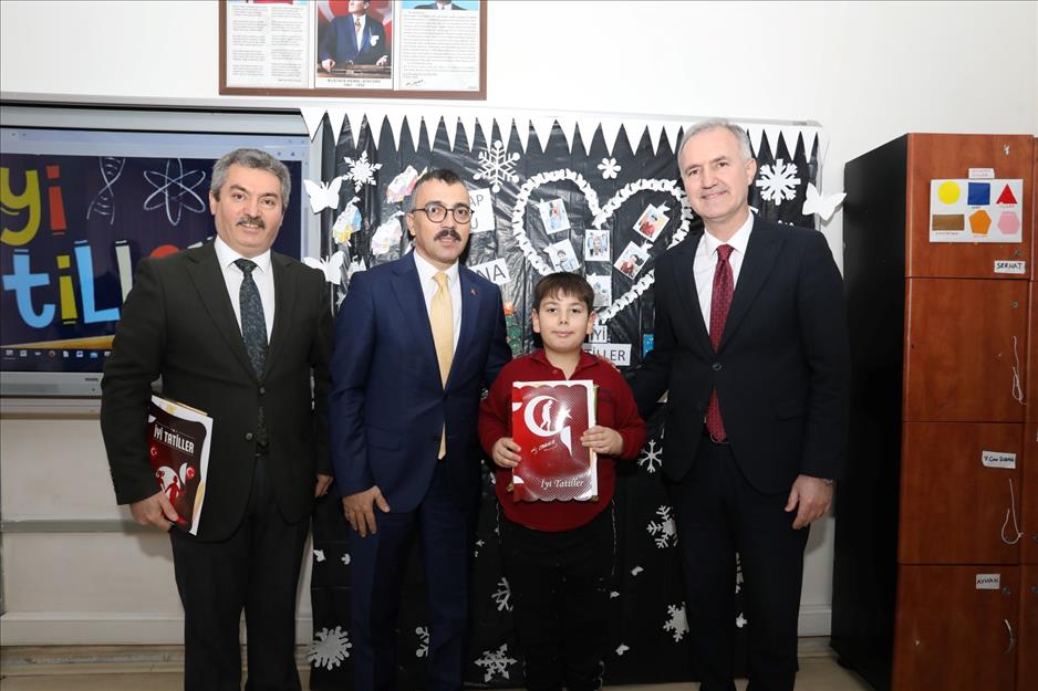 Öğrenciler karnelerini İnegöl protokolünden aldı Öğrenciler karnelerini İnegöl protokolünden aldı