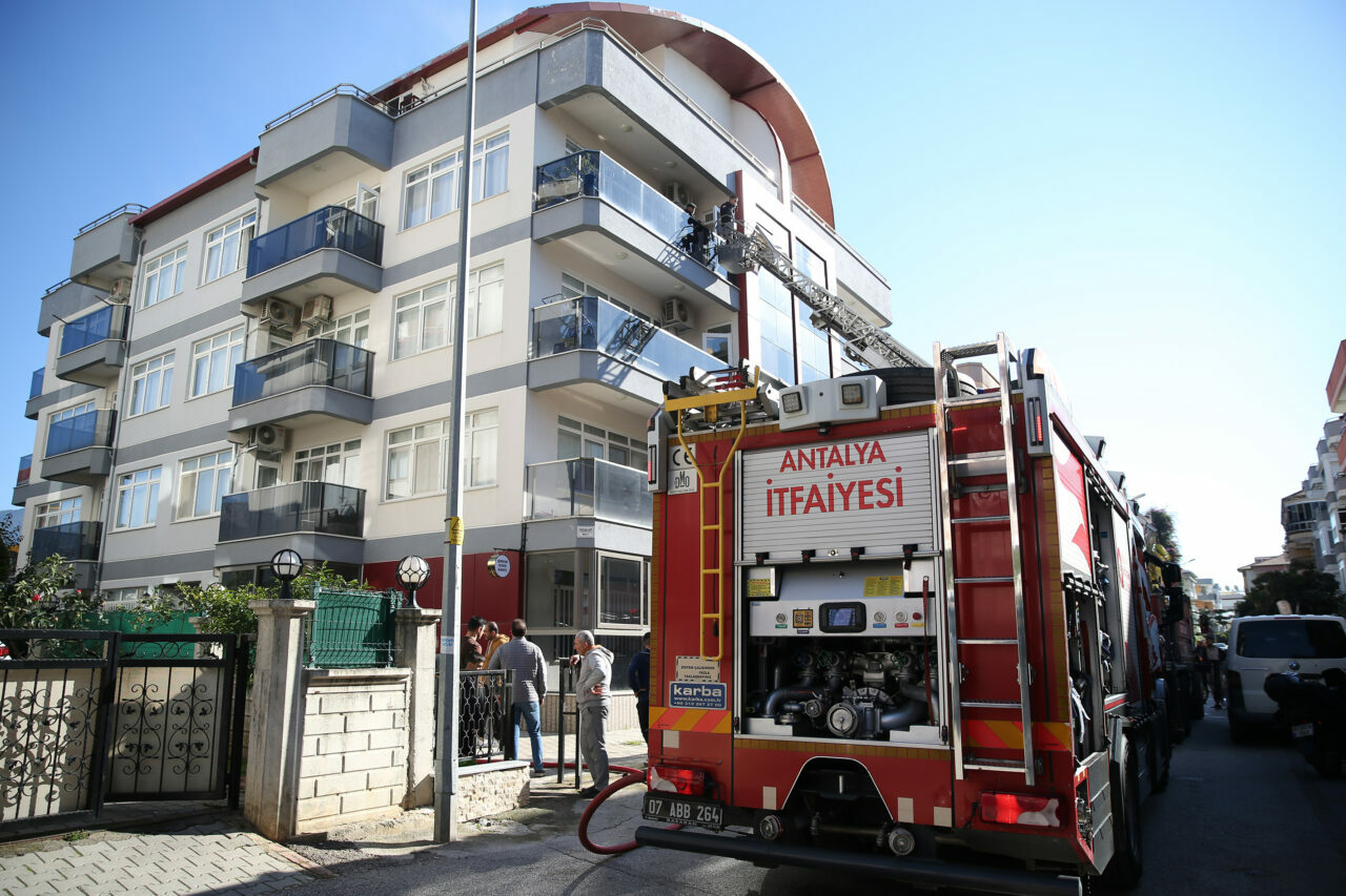 4 katlı binadaki yangında can pazarı