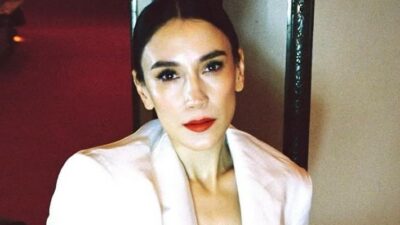 Siyah transparan elbisesiyle gündem oldu!