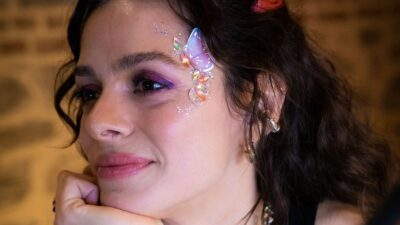 Kıyafetiyle tüm dikkatleri üzerine çekti!