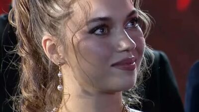 Beyaz gömleğinin içine ten rengi iç çamaşırı giyince…