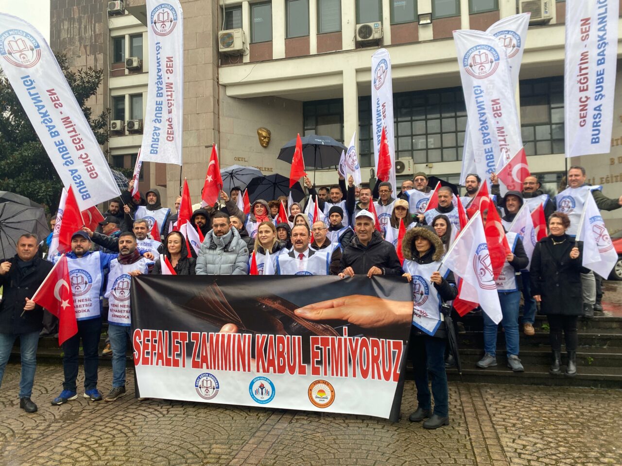 Bursa’da eğitimciler iş bıraktı Bursa’da eğitimciler iş bıraktı