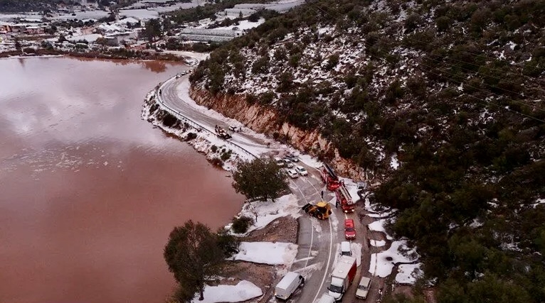 Antalya’da sel ve dolu: Yollar kapandı, sahiller çamur rengine döndü