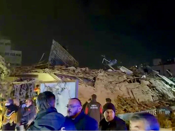 Konya’da bina çöktü! Göçük altında kalanlar var