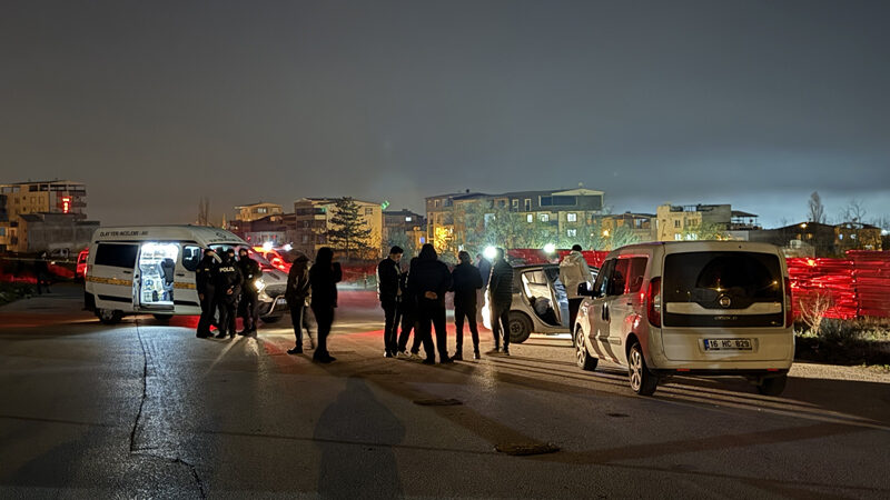 Bursa'nın Yıldırım ilçesinde bir otomobilde silahla vurulmuş halde bulunan ve