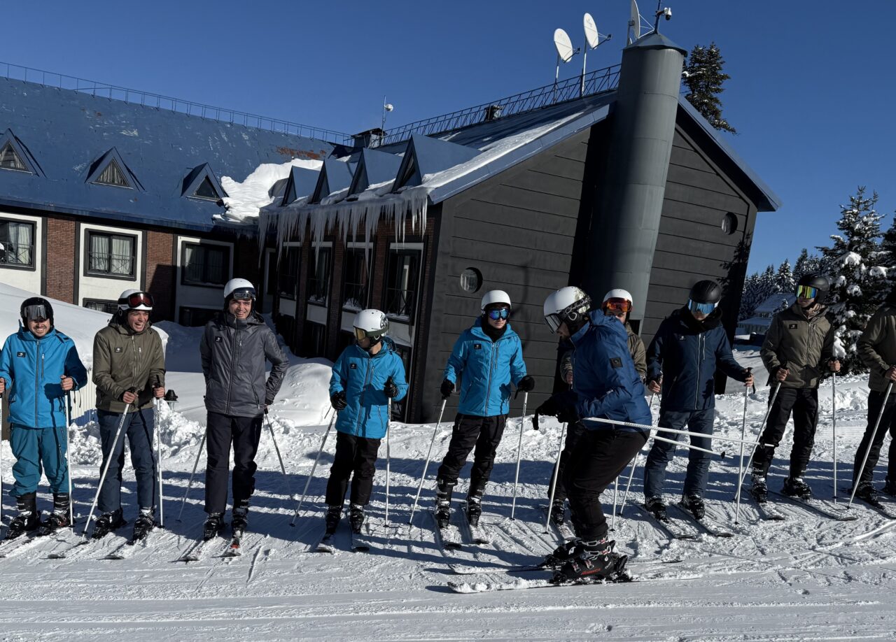 Bursa’da üniversiteliler bu kampta kayak öğreniyor