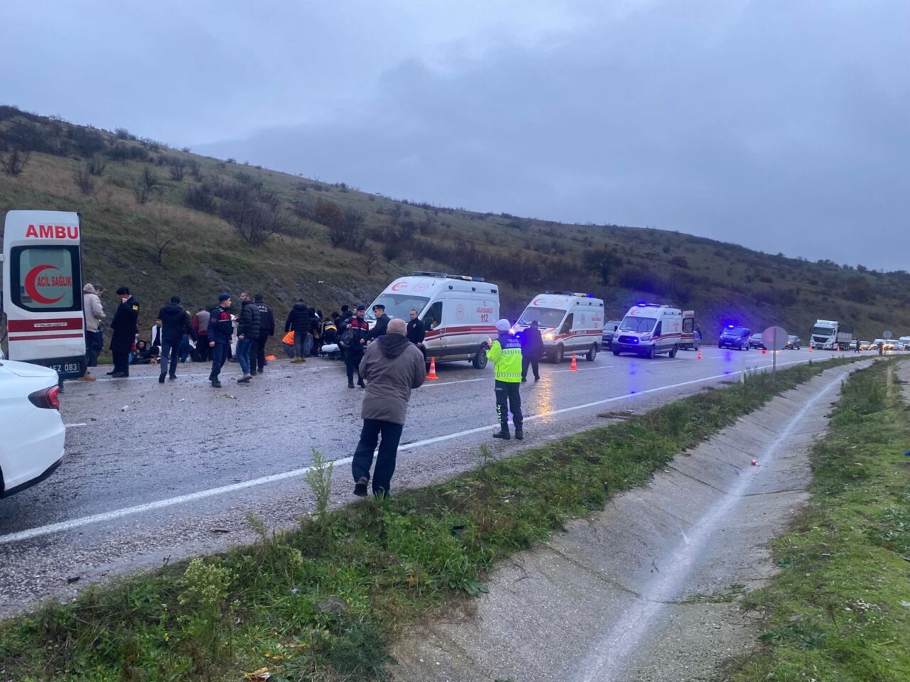 İşçi servisi kaza yaptı; 25 yaralı var İşçi servisi kaza yaptı; 25 yaralı var