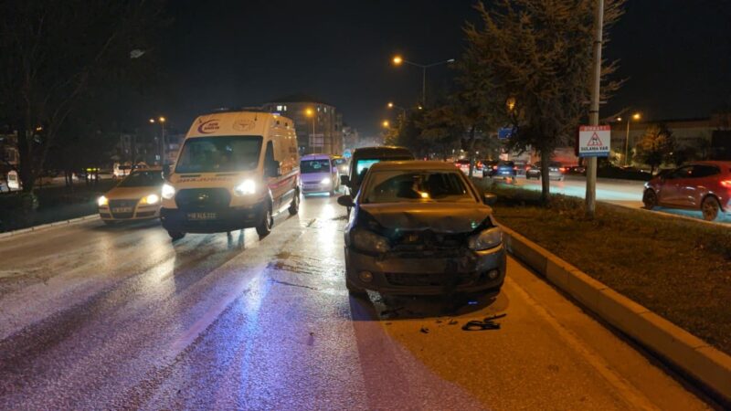 Bursa'da 4 aracın karıştığı zincirleme trafik kazasında 2 kişi yaralandı.