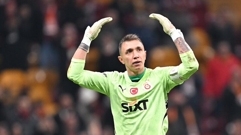 Galatasaray'da tarihe geçen deneyimli kalecisi Fernando Muslera, geleceği hakkında açıklamalarda