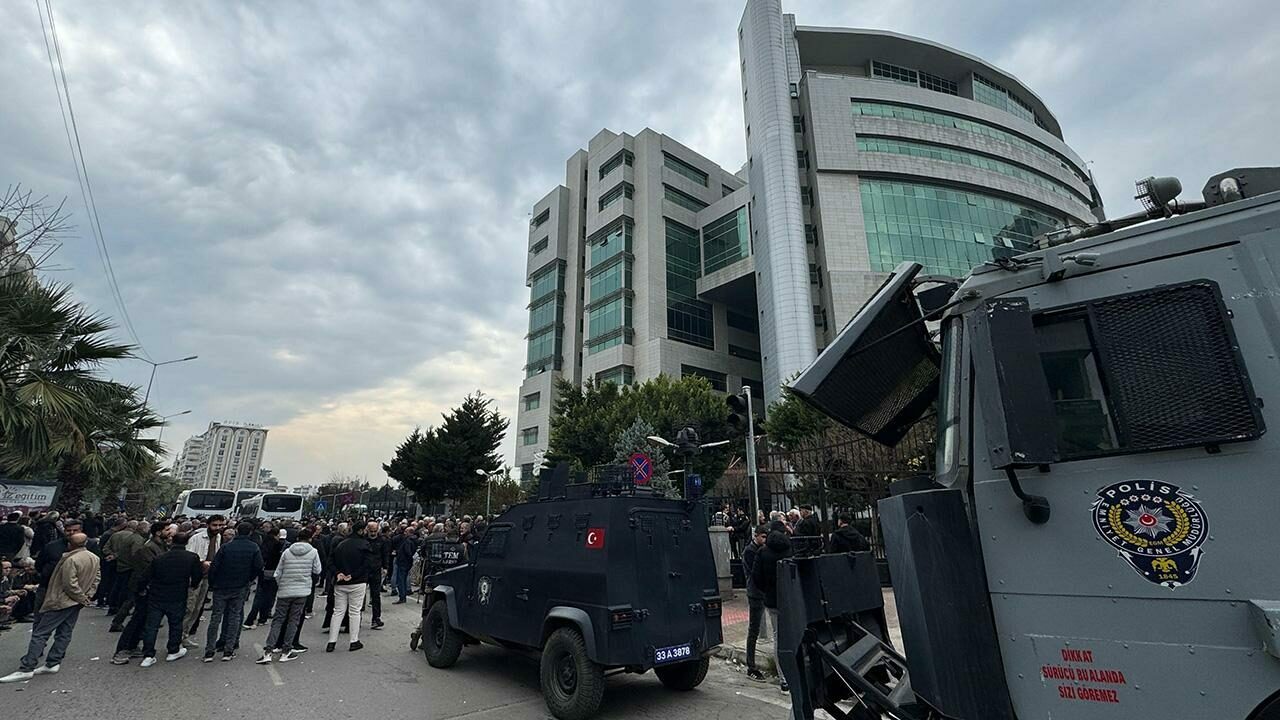 Belediye başkanı tutuklandı, Akdeniz’e kayyum atandı Belediye başkanı tutuklandı, Akdeniz’e kayyum atandı