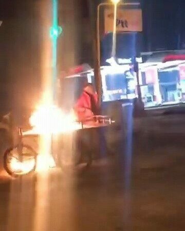 Bursa’nın İnegöl ilçesinde alkollü şahıs ekmek teknesini ateşe verip başında