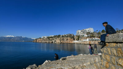 Güneşli havayı fırsat bilenler sahillere koştu