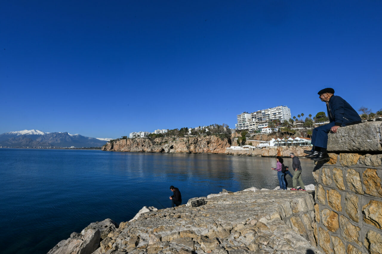 Güneşli havayı fırsat bilenler sahillere koştu Güneşli havayı fırsat bilenler sahillere koştu