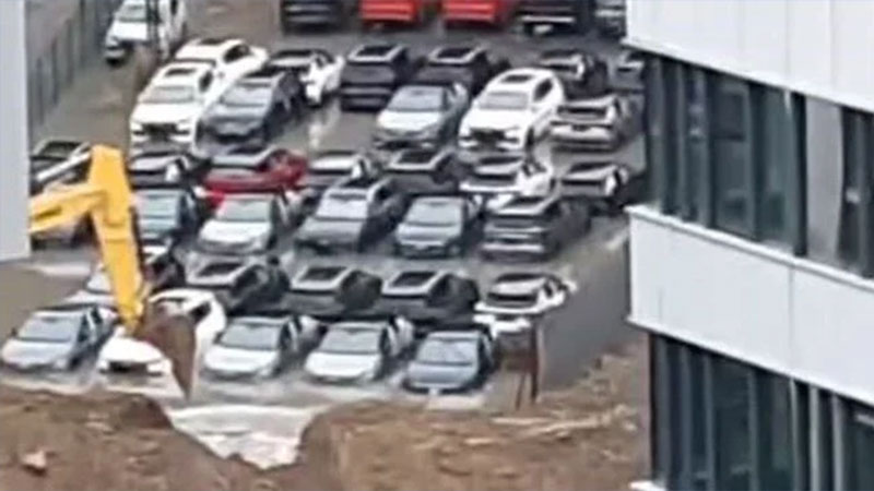 Lüks araçlar suya böyle gömüldü