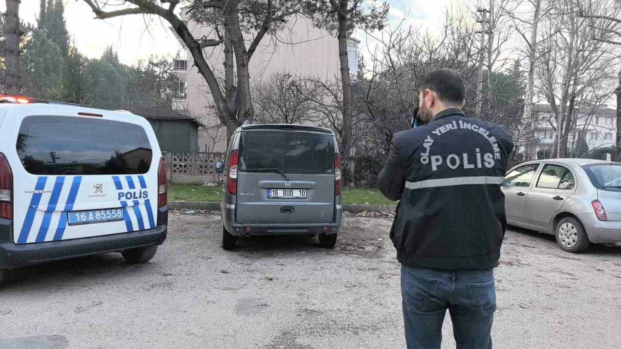 Bursa’da kurşunların isabet ettiği araç delik deşik oldu Bursa’da kurşunların isabet ettiği araç delik deşik oldu