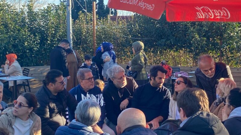 Ünlü şarkıcı Edip Akbayram, düşerek geçirdiği kaza sonucu hastaneye kaldırılarak